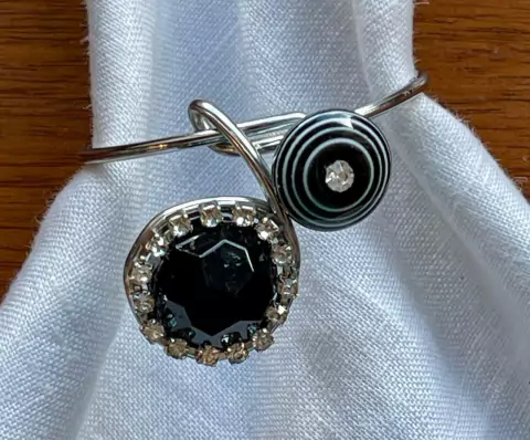 PORTA GUARDANAPO PEDRA PRETA COM STRASS