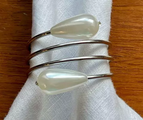 PORTA GUARDANAPO ARGOLA PRATA PEROLA GOTA BRANCA