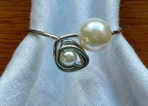 PORTA GUARDANAPO ARGOLA PRATA PEROLA P/G