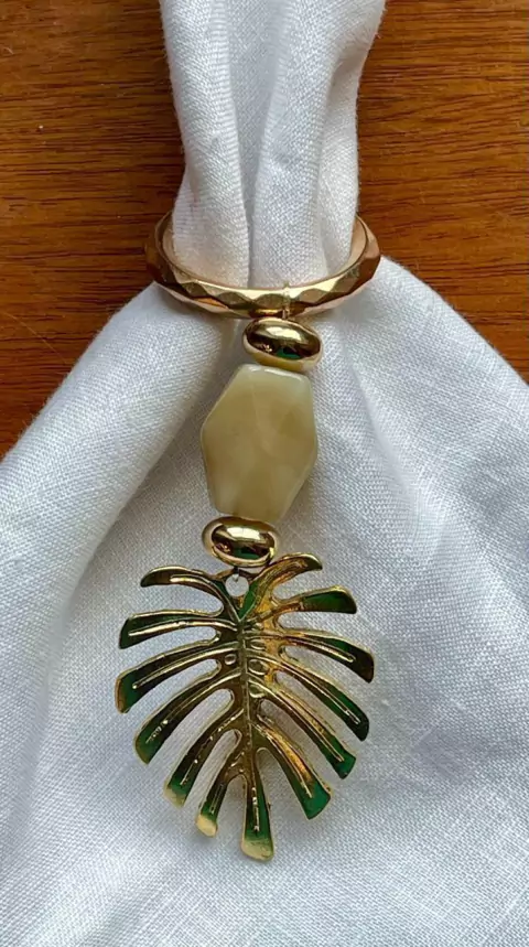 PORTA GUARDANAPO RESINA BEGE COSTELA DE ADÃO