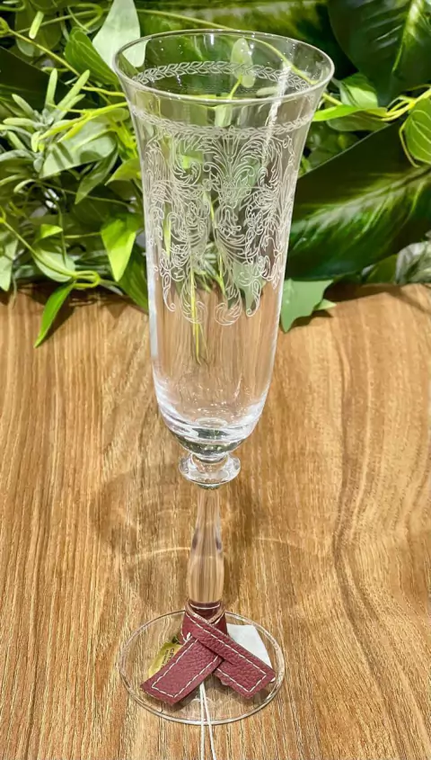 MARCADOR DE TACA EM COURO MARSALA