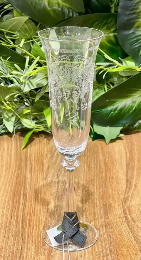 MARCADOR DE TACA EM COURO PRETO