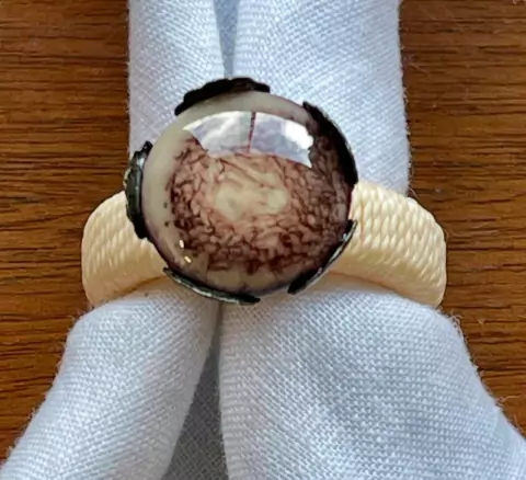 PORTA GUARDANAPO PEDRA RAJADA GARRA OURO VELHO