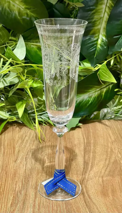 MARCADOR DE TACA EM COURO AZUL