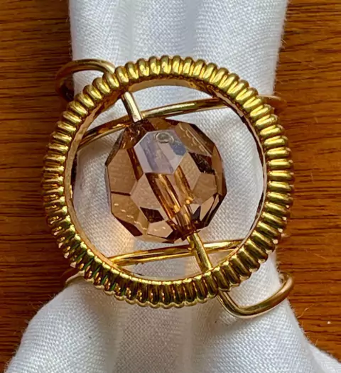 PORTA GUARDANAPO PEDRA MARROM ARGOLA DOURADA