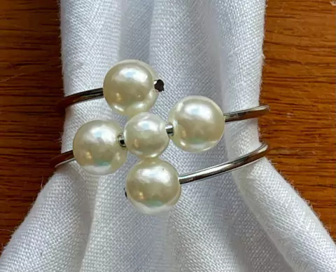 PORTA GUARDANAPO PEROLA BRANCA FLOR ARGOLA PRATA