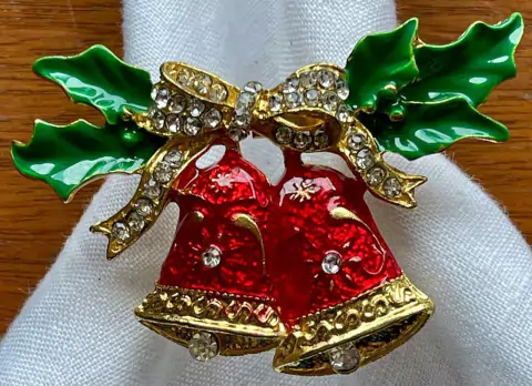 PORTA GUARDANAPO NATAL DOURADO SINO VERMELHO COM FOLHA VERDE 23