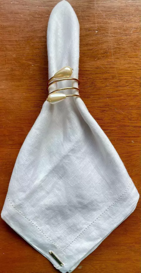 PORTA GUARDANAPO ARGOLA DOURADA PEROLA GOTA