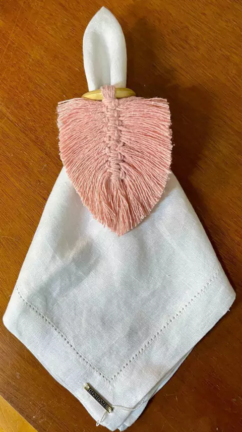 PORTA GUARDANAPO FOLHA MACRAME ROSA CLARO