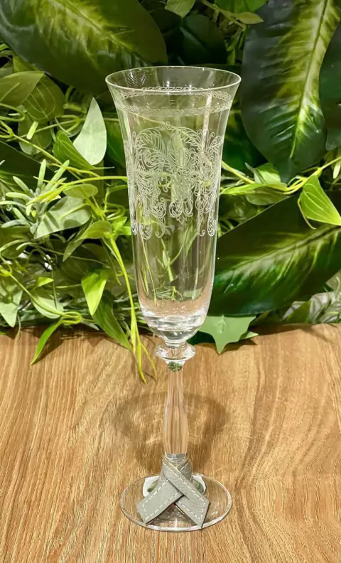 MARCADOR DE TACA EM COURO CINZA