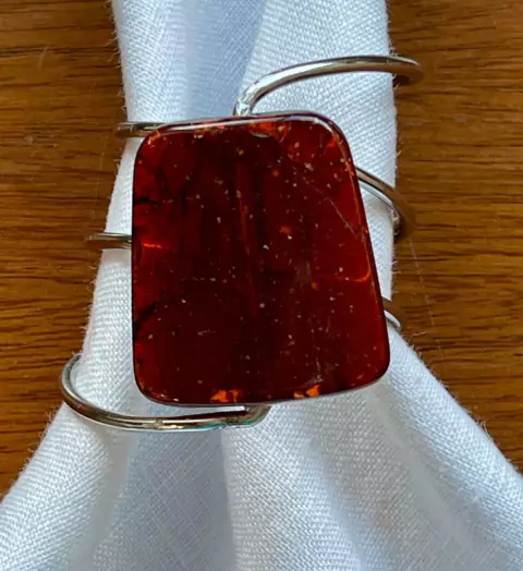 PORTA GUARDANAPO PEDRA MARROM IRREGULAR ARGOLA PRATA