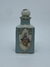 PERFUMEIRA AZUL COM TAMPA E DETALHES EM DOURADO E FLORES