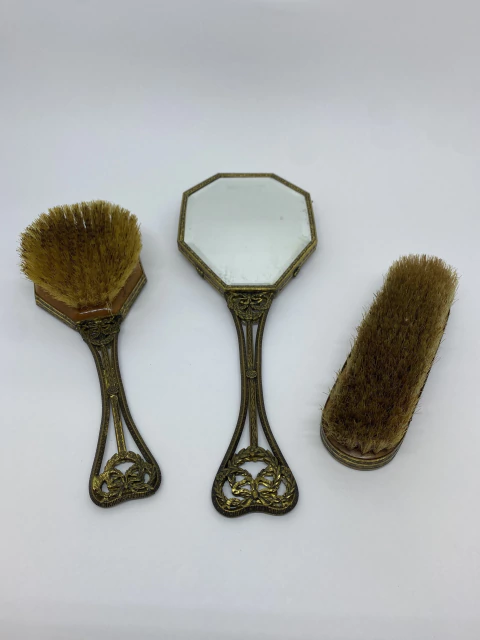 CAIXA COM 3 PEÇAS DE TOUCADOR EM METAL E TRICOT