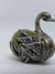 CISNE DE PRATA COM PEDRA VERDE na internet