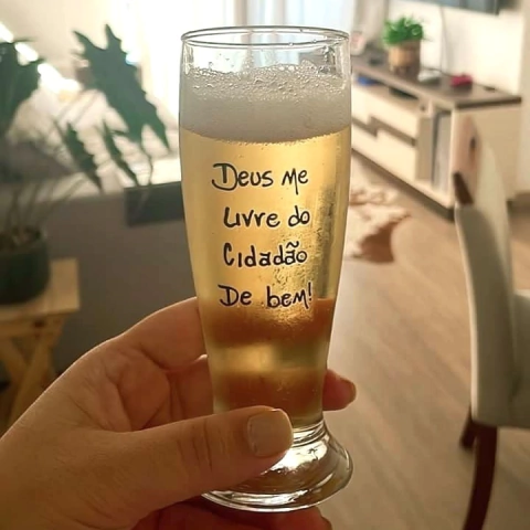 Copo tulipa “Deus me livre do cidadão de bem”