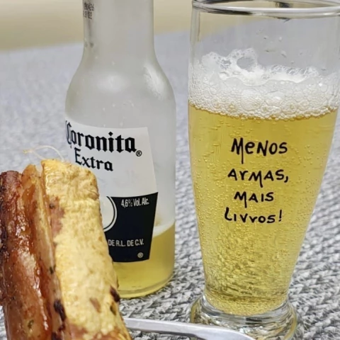 Copo tulipa “Menos armas, mais livros” - comprar online