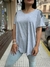 Remera algodon gris con apliques plateados en hombro
