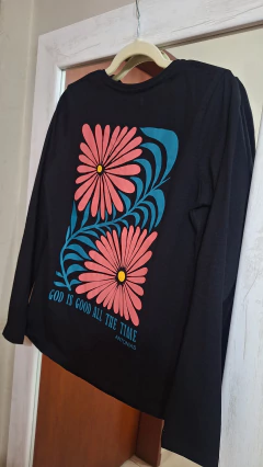 Remera Manga Larga Negra Flores - comprar online
