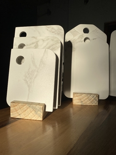 Imagen de SET DE 3 TABLAS CON SOPORTE DE MADERA