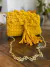 BOLSA EM MACRAME PONTEIRA DE FRANJA MOSTARDA