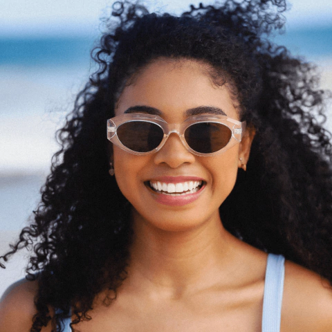 Trancoso - Óculos de sol feminino com armação transparente e lentes marrom