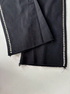 Calça Feminina Flare Jeans Preto com Taxas Prateadas na Lateral Premium Calça Jeans Feminina Boca de Sino Barra Desfiada
