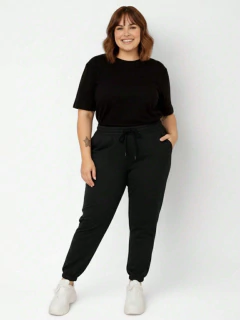 Imagem do Calça de Moletom Feminina Plus Size Jogger Tecido Flanelado com Bolso Preto | Calça de tamanho grande para mulher