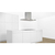 Campana Bosch Dib97im50 Isla de 90cm en una cocina moderna con muebles blancos y piso de madera.