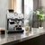 Cafetera Express Delonghi Specialista Arte Ec9155 con molinillo, preparando café en una cocina moderna.