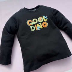 Remera Cool Dino negra en internet