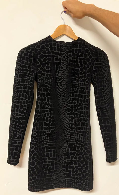 Vestido preto de veludo curto de mangas compridas e costas decotadas