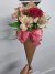 Cone com 1 Rosa e 2 Astromelias - comprar online