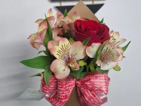 Cone com 1 Rosa e 2 Astromelias