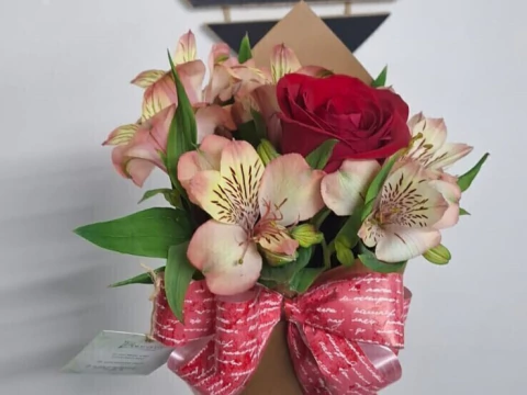 Cone com 1 Rosa e 2 Astromelias
