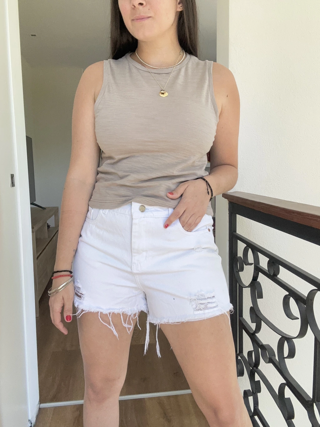 Short Carola