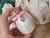 Lembrancinha personalizada de maternidade: vela perfumada em vidro leiteira com adesivo, cordão camurça e pingente - loja online
