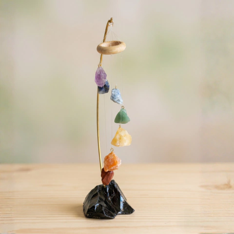 Sino dos Ventos de Mesa 7 Chakras com Pedras Naturais Brutas e Base em Obsidiana Negra