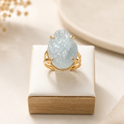 Anel Ajustável com Água Marinha Bruta Natural Extra e Banho em Ouro 18K – Calmaria e Elegância Natural