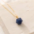 Corrente com Pingente Octaedro de Quartzo Azul Natural Banhado a Ouro – Clareza e Equilíbrio - comprar online