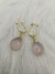 Brinco Mini Argola Oval com Quartzo Rosa - Amor e Harmonia. - loja online