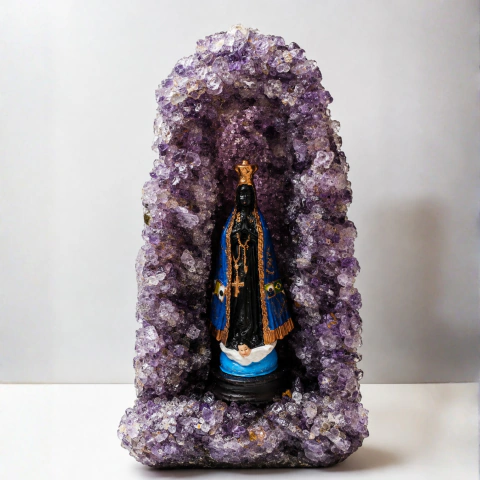 Capela de Ametista com Nossa Senhora Aparecida – Fé, Proteção e Espiritualidade