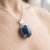 Pingente Ônix Azul Natural Oval – Equilíbrio, Proteção e Elegância - Preciosidades Naturais | Cristais Naturais Selecionados com Energia e Intenção