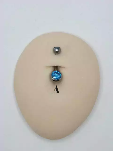 Umbigo titânio básico azul claro TN0120