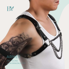 Arnés de torso con cadenas y brazaletes