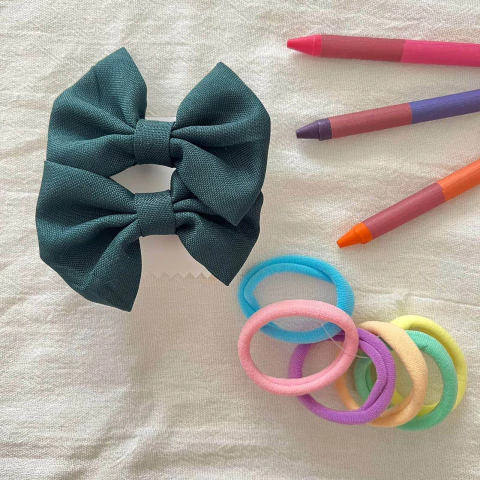 Set 2 moños escolares Verdes + 6 colitas pasteles - comprar online