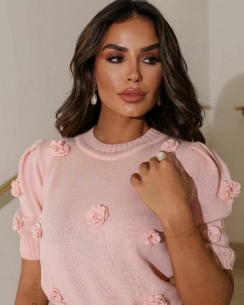 BLUSA TRICÔ COM APLICAÇÃO DE FLORES - LUZIA FAZZOLLI