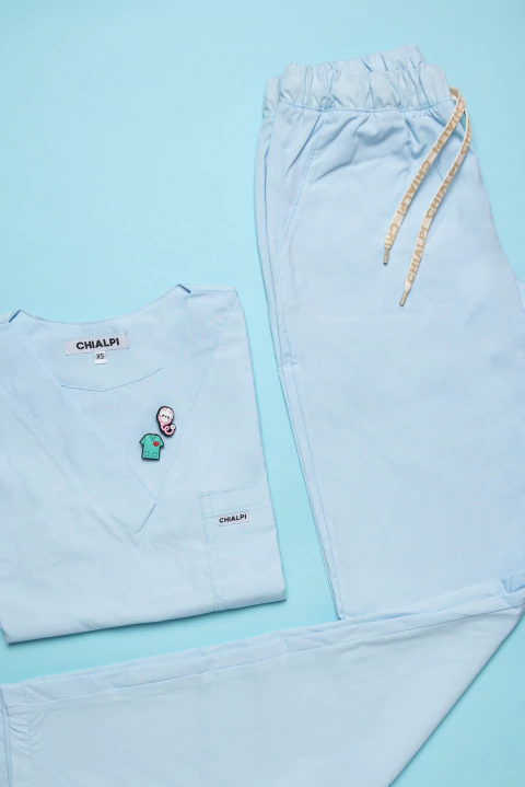 SALE! DISCONTINUO - Modelo hombre pantalón celeste - comprar online