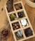 Caja de madera para guardar tesoros de la naturaleza y organizar el aula.