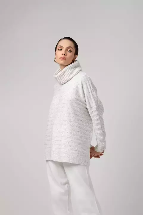 Capa Tricô Yara Das Gurias 24311: Versatilidade e Estilo para o Outono-Inverno