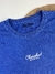 Blusa feminina azul de manga curta com estampa "Cherished Forever" na parte frontal.